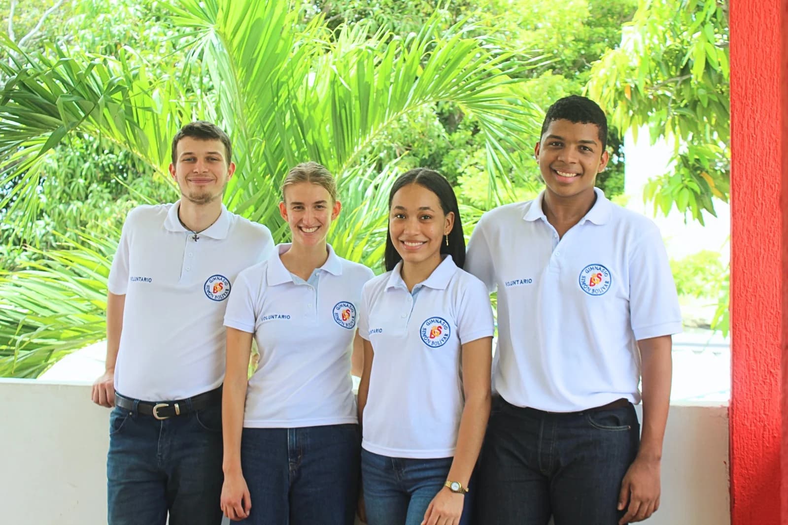 Ambiente bilingüe con estudiantes compartiendo