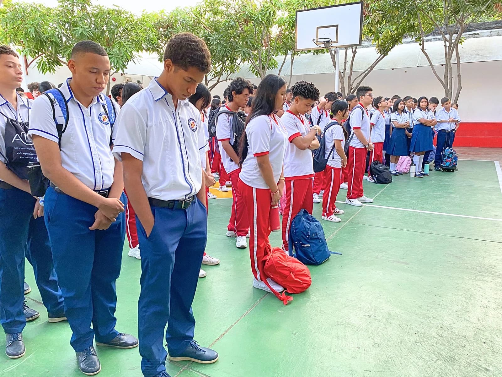 Estudiantes viviendo valores cristianos